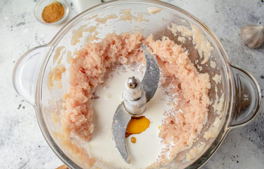 1. Этап. Колбаса куриная домашняя быстрого приготовления: Добавьте к куриному фаршу молоко и вбейте яйца, пробейте еще раз до однородности.