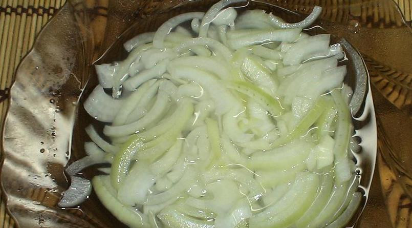 1. Этап. Говядина в фольге с овощами: Лук нарезаем полукольцами и маринуем в воде с уксусом.