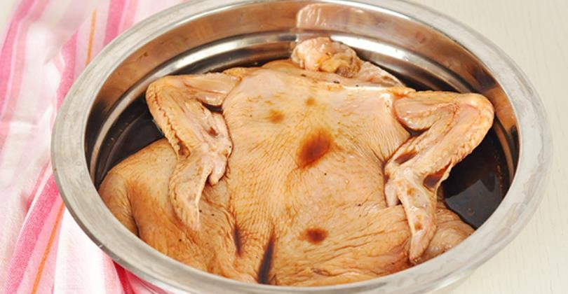 1. Этап. Курица с яйцом: Курицу помойте, аккуратно выньте все кости (кроме крылышек). Далее в миске смешайте все ингредиенты для маринада и положите туда курицу на 2-3 часа.