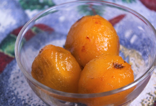 1. Этап. Сливовое пюре: 2. Снимаем кожицу со слив и выкладываем плоды в емкость. После этого чистим сливы: убираем косточку и нарезаем плоды дольками.