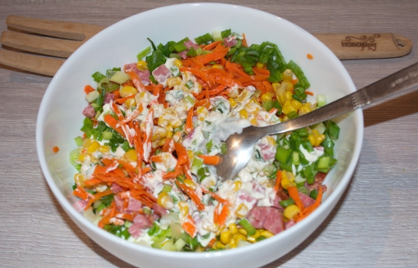 1. Этап. Салат с кукурузой консервированной: Все компоненты салата складываем в миску. Нарезаем зелень. Заправляем заправкой и подаем к столу.