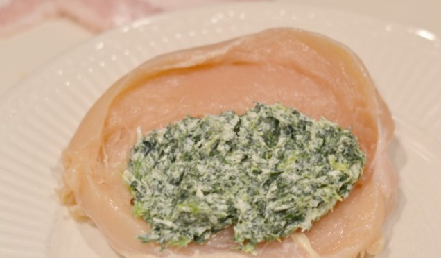 1. Этап. Куриные грудки с сыром и беконом: 3. Откройте куриный «карман» и внутрь положите ¼ часть приготовленной начинки.