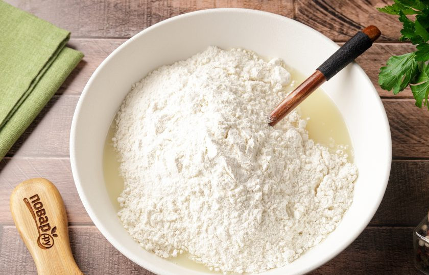 1. Этап. Пельмени с рыбой: Затем частями добавьте муку.