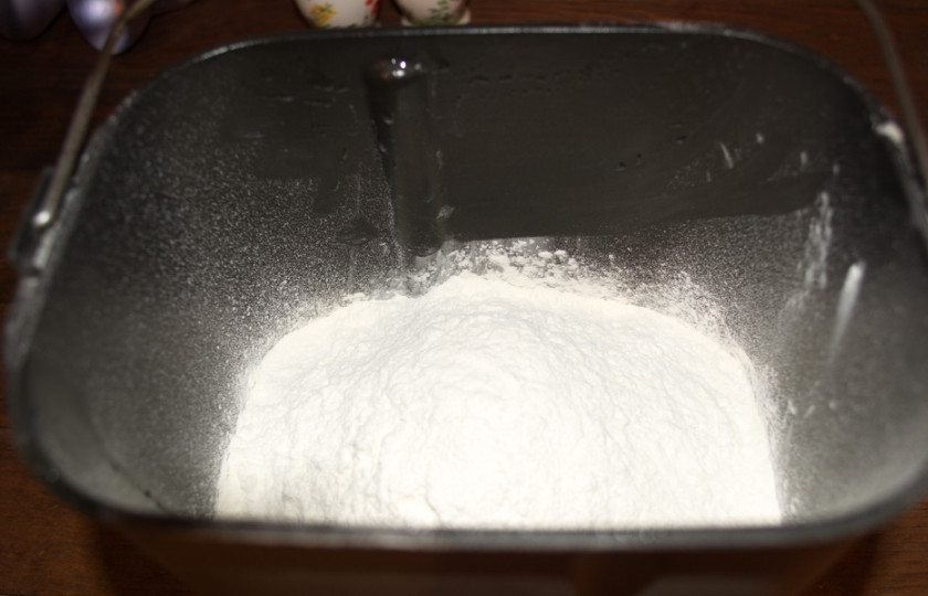 1. Этап. Тесто для пирога с курицей: 2. Добавляем соль, сахар, просеянную дважды муку.