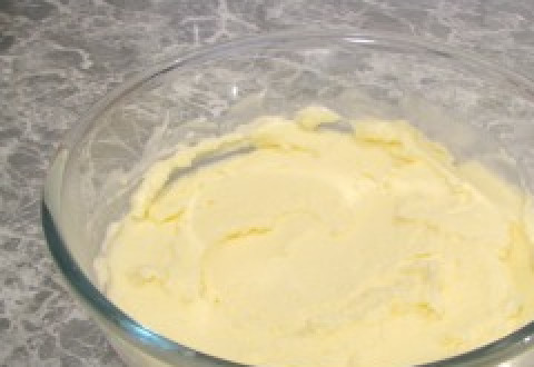 1. Этап. Чизкейк без выпечки классический: Добавьте маскарпоне и тщательно перемешайте.