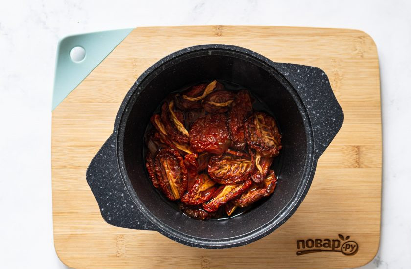 1. Этап. Вяленые томаты в масле: В кастрюле вскипятите воду с винным уксусом. Отварите томаты в маринаде 2-3 минуты.