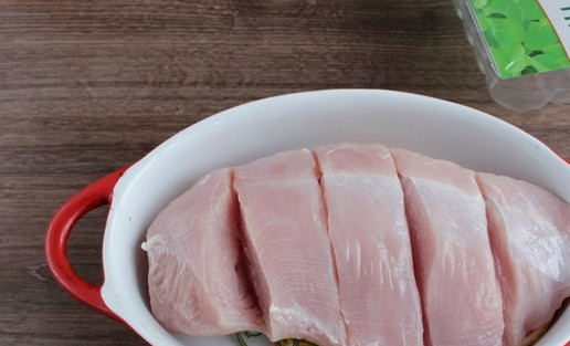 1. Этап. Филе грудки индейки в апельсиновом соусе: Сверху на цитрусовую подушку выложите филе грудки индейки