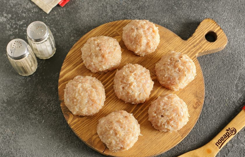 1. Этап. Ежики из индейки с рисом: Сформируйте из фарша круглые шарики, примерно одного размера.