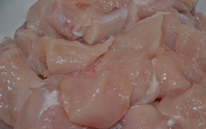 1. Этап. Курица с шампиньонами в горшочке: Куриное филе вымыть, обсушить и нарезать небольшими кубиками. Если вы используете курицу - снимите с нее кожу, удалите хрящи и разрубите птицу на небольшие кусочки.