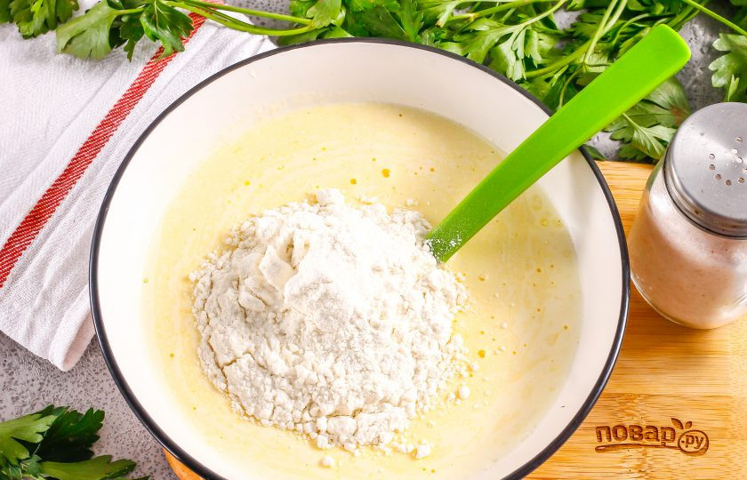 1. Этап. Соленое песочное тесто: Всыпьте соль и тщательно взбейте масло с желтками, чтобы соль растворилась. Используя маргарин вместо масла, помните, что он и так соленый! Всыпьте пшеничную муку высшего сорта и замесите тесто.