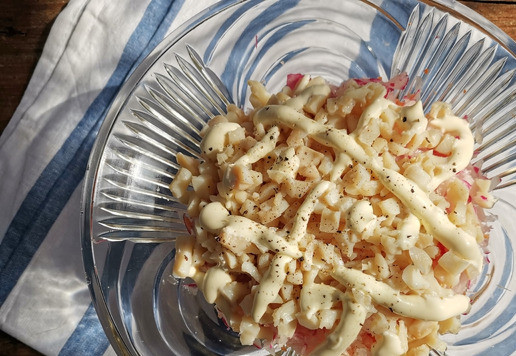 1. Этап. Салат Новатор: Посолить, поперчить и заправить майонезом.