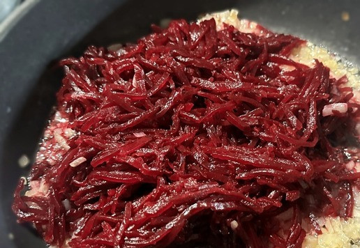 1. Этап. Бордовые щи: А тут в закромах обнаружился пакет со свёклой. Натертой, сваренной и даже приправленной какими-то там травами. Толи для салата, толи для еще чего-то, но на вид очень даже вполне ничего себе. Луковку средних размеров порубил я некрупно, и на смеси масла растительного и коровьего прогрел нарубленное на сковороде. Довел до предпрозрачности и свёклу к луку добавил. Через несколько минут выдавил сок из одного небольшого лимона. Лимон действительно был очень некрупный. Ложки две с половиной столовых, не больше, сока получилось. К свёкле сок добавил. Перемешал потом все и потушил на несильном нагреве. Совсем недолго. Добился, чтобы резкость лука ушла, а свекла видимость печёности на вкус приобрела.