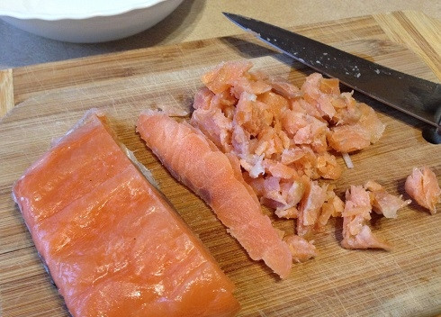 1. Этап. Горячий сэндвич с лососем: Лосось для сэндвича у меня малосоленый, собственной засолки. Нарезаем рыбку на небольшие кусочки.