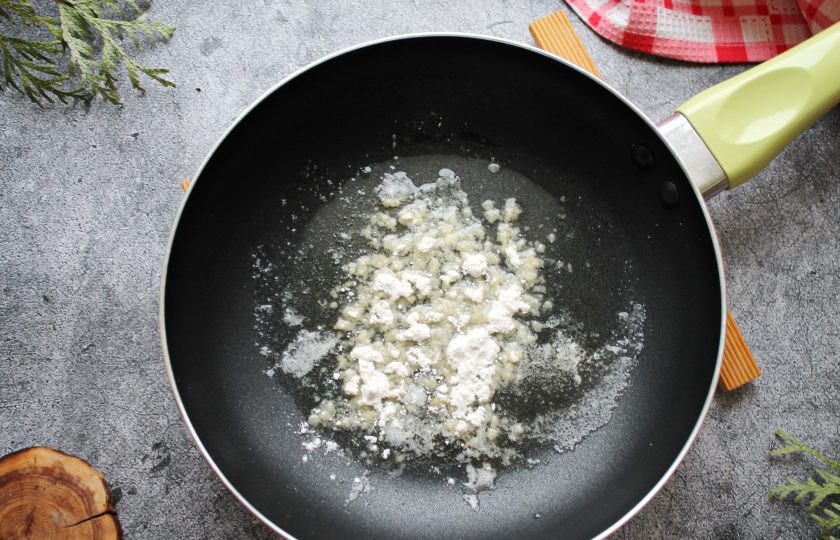 1. Этап. Мидии в соусе Горгонзола: В сковороде растопите сливочное масло, добавьте муку и перемешайте. На медленном огне обжаривайте муку до золотистого цвета.