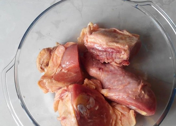 1. Этап. Жареные окорочка в мультиварке: Перекладываем их в миску, солим и посыпаем специями по вкусу.