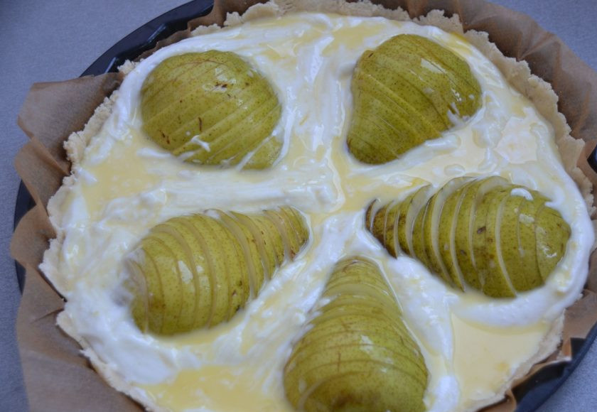 1. Этап. Пирог с грушей и сыром: Кулинарной кистью смажьте желтково-молочной смесью верх пирога, остатки вылейте на пирог.