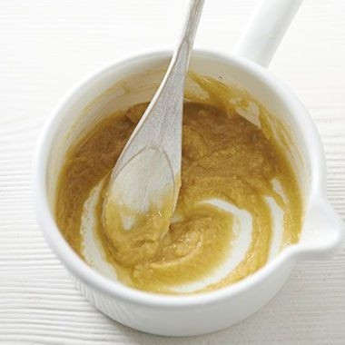 1. Этап. Соус белый основной: В другом сотейнике растопите сливочное масло и добавьте муку. Непрерывно перемешивая, нагревайте муку, пока не получится мучная паста светло-бежевого цвета. Проварите пасту еще 2 минуты.