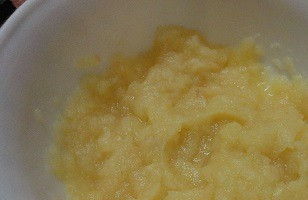 1. Этап. Яблочно-ореховый кекс: Яблочное пюре можно купить готовое или приготовить самостоятельно. Для этого 250 г очищенных от кожицы и семян яблок нарезать небольшими кубиками, добавить 1 ст. ложку воды и проварить в микроволновке на полной мощности 3 минуты. Затем пюрировать и смешать с сахаром, цедрой половины лимона, свежевыжатым соком лимона и растительным маслом. Еще 250 г очищенных яблок натереть на крупной терке.