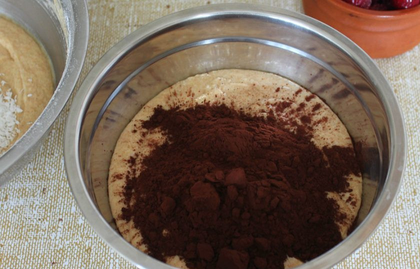 1. Этап. Торт Махровый: Во вторую миску кладем какао и замешиваем шоколадное тесто.