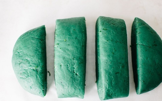 1. Этап. Зеленые макароны: 5. Замесите тесто, оставьте его на 20-50 минут, чтобы оно 