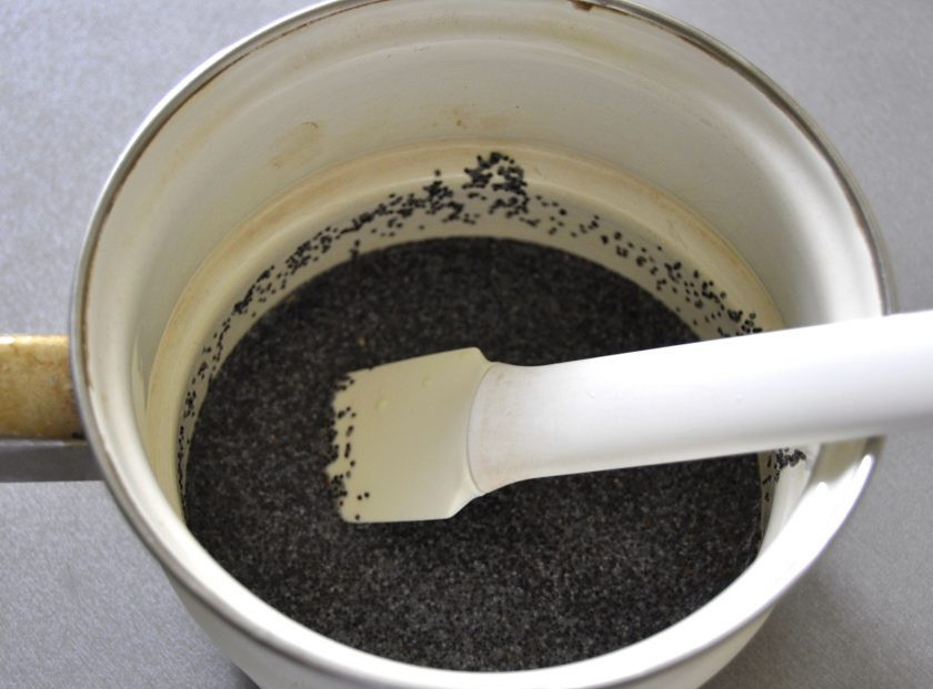 1. Этап. Венский рулет: Пока тесто на расстойке, займитесь начинкой, нагрейте молоко (110 мл.) с медом, добавьте в него мак и дайте набухнуть, не менее, чем на 1 час.