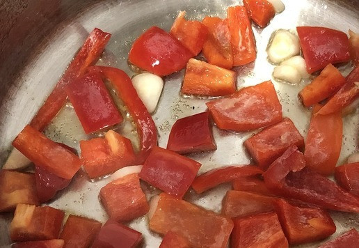 1. Этап. Тефтели в бархатистом соусе Дело тонкое: У перца убрать семена и плодоножку. Порезать на кусочки. Чеснок порезать на пластины. Взять кастрюлю с широким дном и толстыми стенками. Растопить масло и быстро обжарить перец с чесноком.