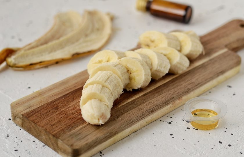 1. Этап. Банановое молоко: Банан очистите и нарежьте на кружочки.