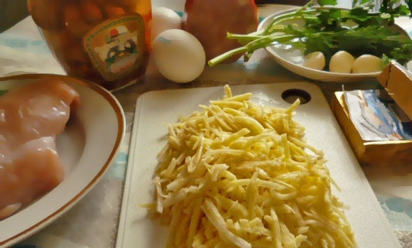 1. Этап. Салат Гнездо глухаря с грибами: Картофель помойте, почистите и нарежьте тонкой соломкой, а лучше натрите его на тёрке для корейской морковки.