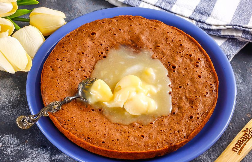 1. Этап. Шоколадный пирог с карамелью: Выложите карамель на пирог и размажьте, оставьте для пропитки на 5-10 минут. В это время в руках раскрошите ядра грецких орехов или фундука, арахиса.