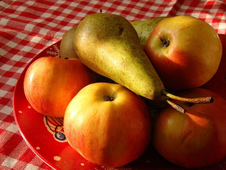 1. Этап. Десерт из яблок и груш: Фрукты вымыть, обсушить.