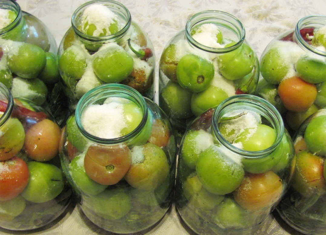 1. Stage. Pickled tomatoes for winter: Place the garlic, peppers, dill and celery stalks, and horseradish leaves in clean jars on the bottom. Place the tomatoes on top. Try to stack them as tightly together as possible. (I have a hand in the jar does not fit, so it is not quite tight)))). On top of the tomatoes pour salt and sugar. Pour water and cover with a capron lid. We send to the cold. I have them in the basement. Next, the process is a little not for the lazy)))). The first week, once a day you have to shake the jar. The second week - once every two days. The third week - once every three days. Well, and then - once a week. Thanks to the fact that they contain sugar, they do not sour quickly and I usually have them ready in a month and a half or two. Depending on the ambient temperature. They store very well and for a long time.