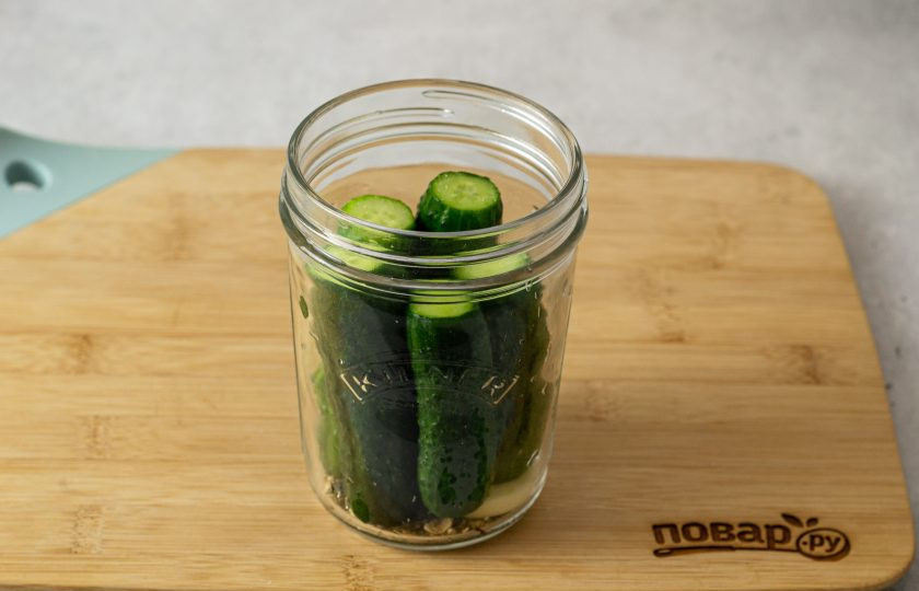 1. Этап. Маринованные огурцы с крыжовником: Затем плотно выложите огурцы в банку.