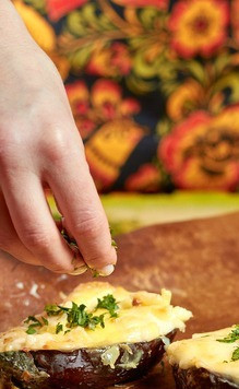 1. Этап. Сливочный баклажан: Перед подачей слегка остудить и посыпать зеленью.