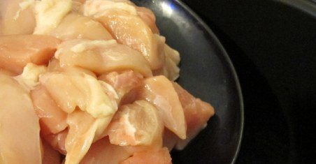 1. Этап. Диетическая курица в мультиварке: Добавляем кусочки курицы и готовим в режиме 