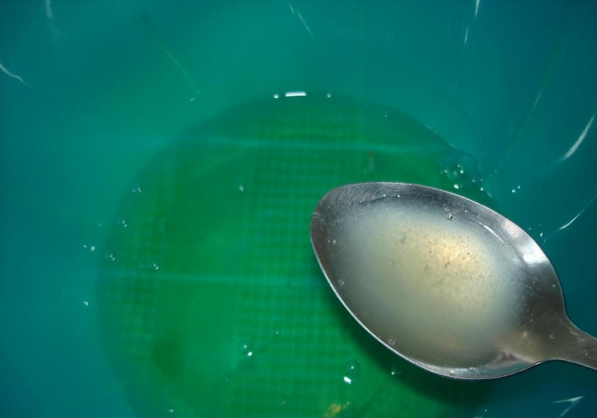 1. Этап. Белковый крем для украшения тортов: Белки соедините с соком лимона.