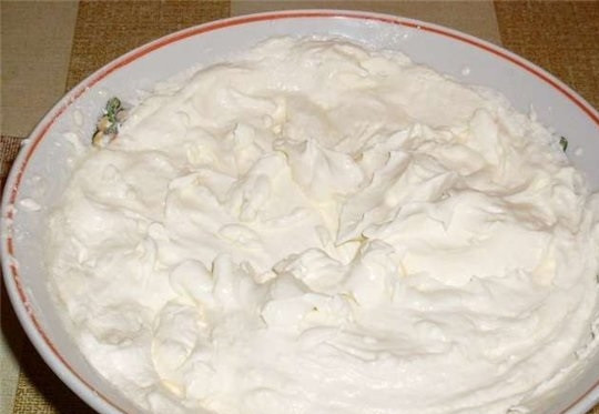 1. Этап. Торт Генерал: 6. Пока пекутся коржи, можно заняться кремом. Холодные сливки взбить миксером, понемногу добавляя сахарную пудру, в достаточно крепкую пену.