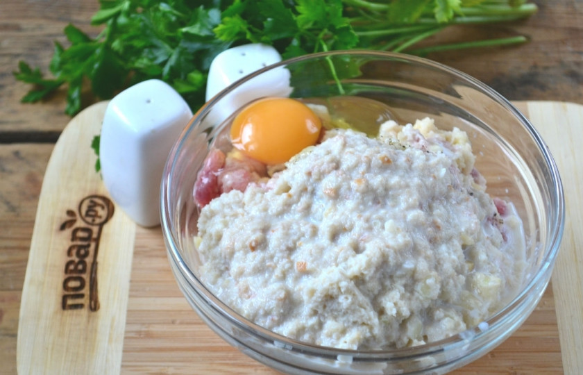 1. Этап. Котлетки с секретом Любимые: Хлеб слегка отожмите от молока (а можете даже и не отжимать: сочнее получатся котлетки) и также пропустите через мясорубку. Добавьте к фаршу вместе с яйцом.