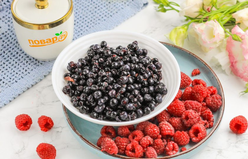 1. Этап. Черника с малиной перетертая с сахаром: Подготовьте указанные продукты. Для 