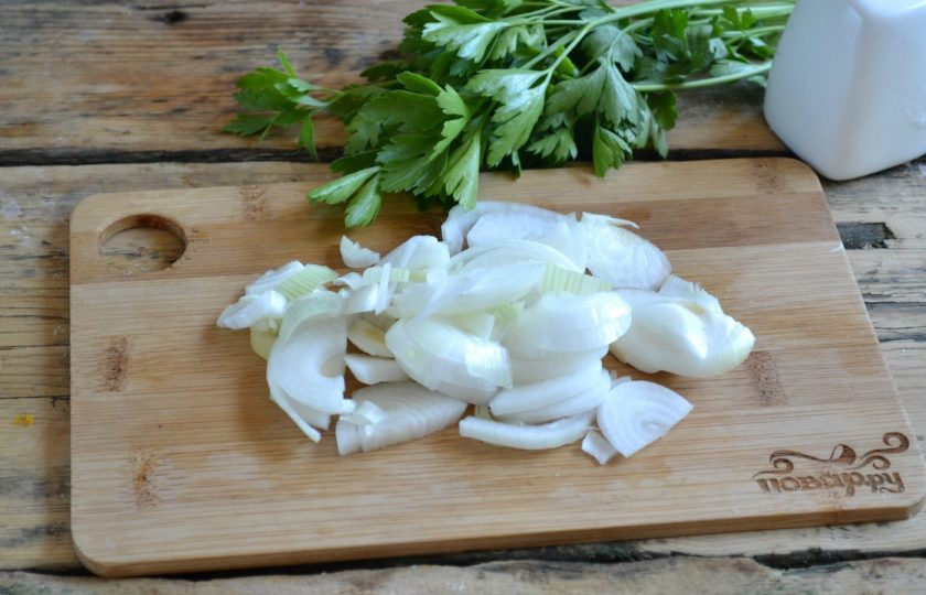 1. Этап. Аджапсандали по-грузински: Лук нарежьте полукольцами.