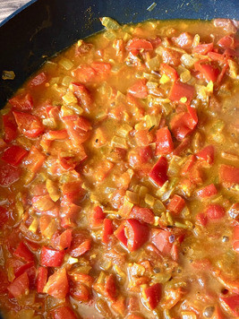 1. Этап. Карри с рыбой и овощами: Добавить нарезанные мелкими кубиками помидоры, потушить минут пять, посолить и поперчить, добавить овощной бульон и тушить 10-15 минут.