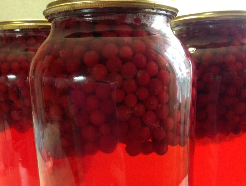 1. Этап. Компот из брусники на зиму: Готовый компот нужно хранить в прохладном месте, например, в погребе.