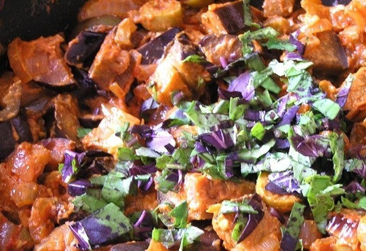 1. Этап. Рагу из баклажанов с оливками: Добавьте нарезанный базилик, перемешайте.