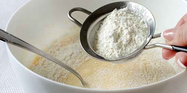 1. Этап. Торт сметанный классический рецепт: 2. Добавить около 1 стакана сметаны и продолжать взбивать. Муку просеять вместе с разрыхлителем и постепенно всыпать в тесто.