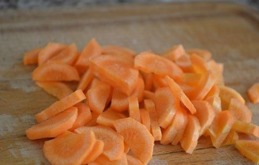 1. Этап. Поджарка из куриного филе: Морковку режем полукружками.