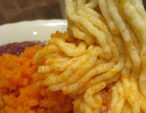 1. Этап. Котлеты печеночные с морковью: Также поступите с луком и отваренными морковью и картошкой. Добавьте в фарш соль и специи.