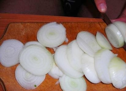 1. Этап. Салат греческий с бальзамическим уксусом: Лук нарежем кольцами или полукольцами.