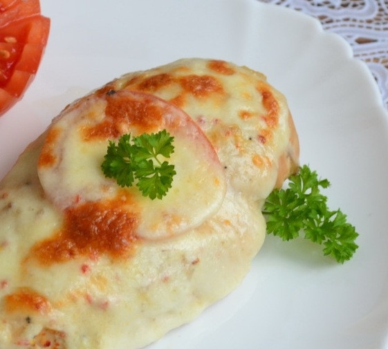 1. Этап. Курочка под шубкой: 9. Подается курочка под шубкой в горячем виде. Можно приготовить сырный или чесночный соус - он еще больше дополнит вкус мяса. На гарнир лучше всего подойдут свежие овощи.