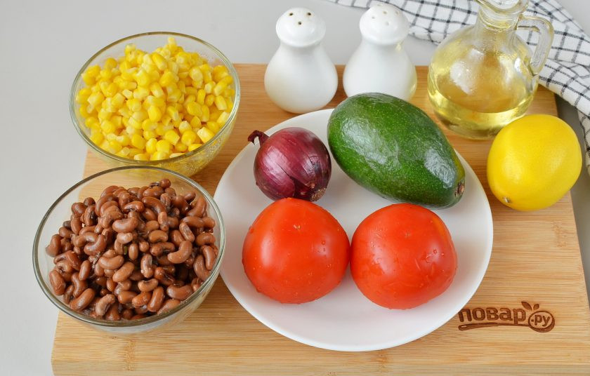 1. Этап. Овощной салат с фасолью и кукурузой: Подготовьте ингредиенты. Фасоль для салата нужно отварить или использовать консервированную. Приступим!