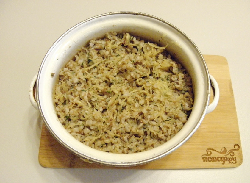 1. Этап. Постные котлеты из гречки: Смешайте вареную гречку с сырым картофелем, щепоткой соли и укропом. Толкушкой хорошо подавите, чтобы масса была пластичной.