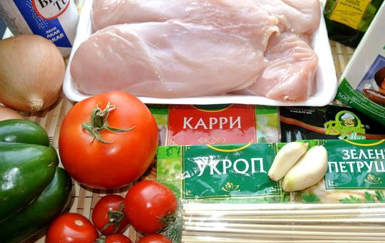 1. Этап. Курица на шпажках с овощами: 1. Если вы хотите шашлык, но нет возможности отправиться на природу - не беда! Приготовьте куриное филе с овощами прямо в духовке. Предварительно птицу нужно замариновать, а духовку — хорошо разогреть. Если у вас есть аэрогриль, можете воспользоваться им.